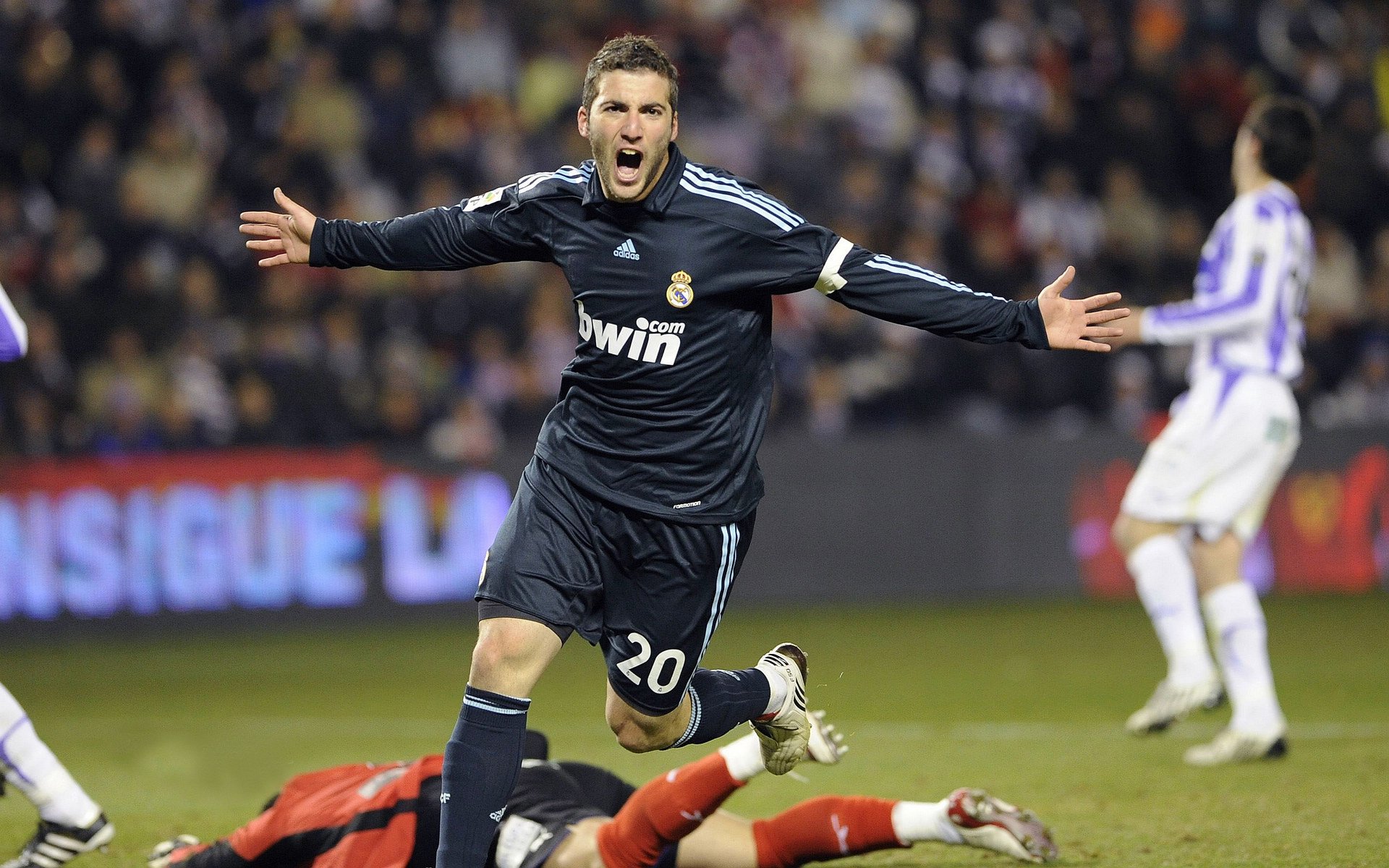 开云网页版-英超冠军激战：悬念升温，精彩绝伦！，英超夺冠奇迹